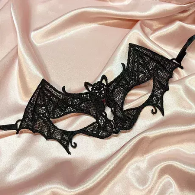 Маска на глаза из кружева с крыльями