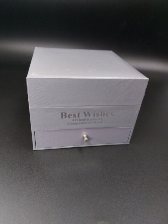 Шкатулка серая с фигурным мылом и серебряным кулоном с полудрагоценным белым камнем - Подарок любимой девушке