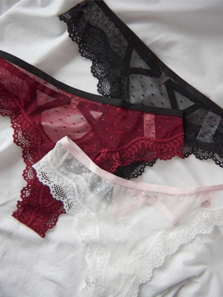 Бордовые кружевные трусики с вырезом на спинке