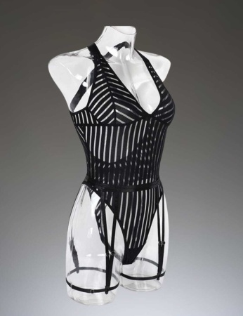 Боди с глубоким вырезом и стрепы на бедра