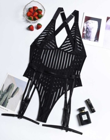 Боди с глубоким вырезом и стрепы на бедра