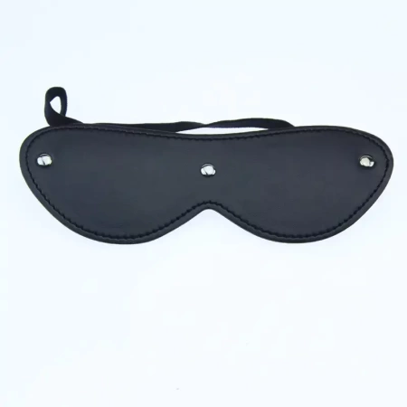 Маска гладкая из эко кожи с заклепками