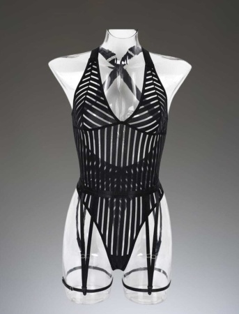 Боди с глубоким вырезом и стрепы на бедра